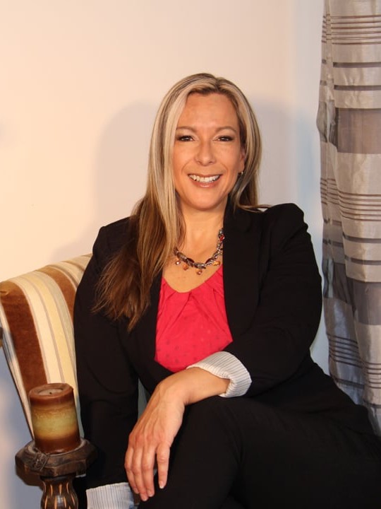 Annie Légaré, hypnothérapeute et énergéticienne à Québec, assise dans son espace de consultation